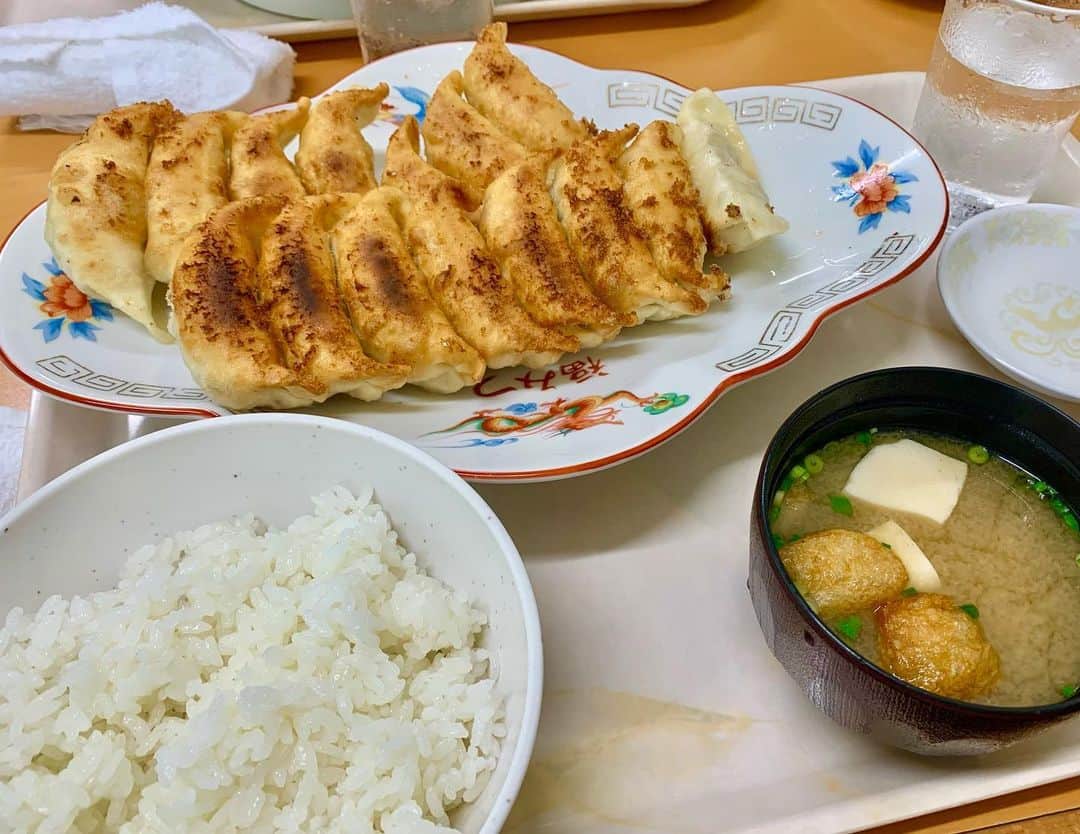太田紅葉のインスタグラム：「何度も番宣を見ているうちに、食べたくなってしまいまして…！  今日のロケ先でのお昼は #浜松餃子 でした🥟  15個の餃子、ペロリです😋  本日の #ケンミンショー　 ただいま放送中です♪」