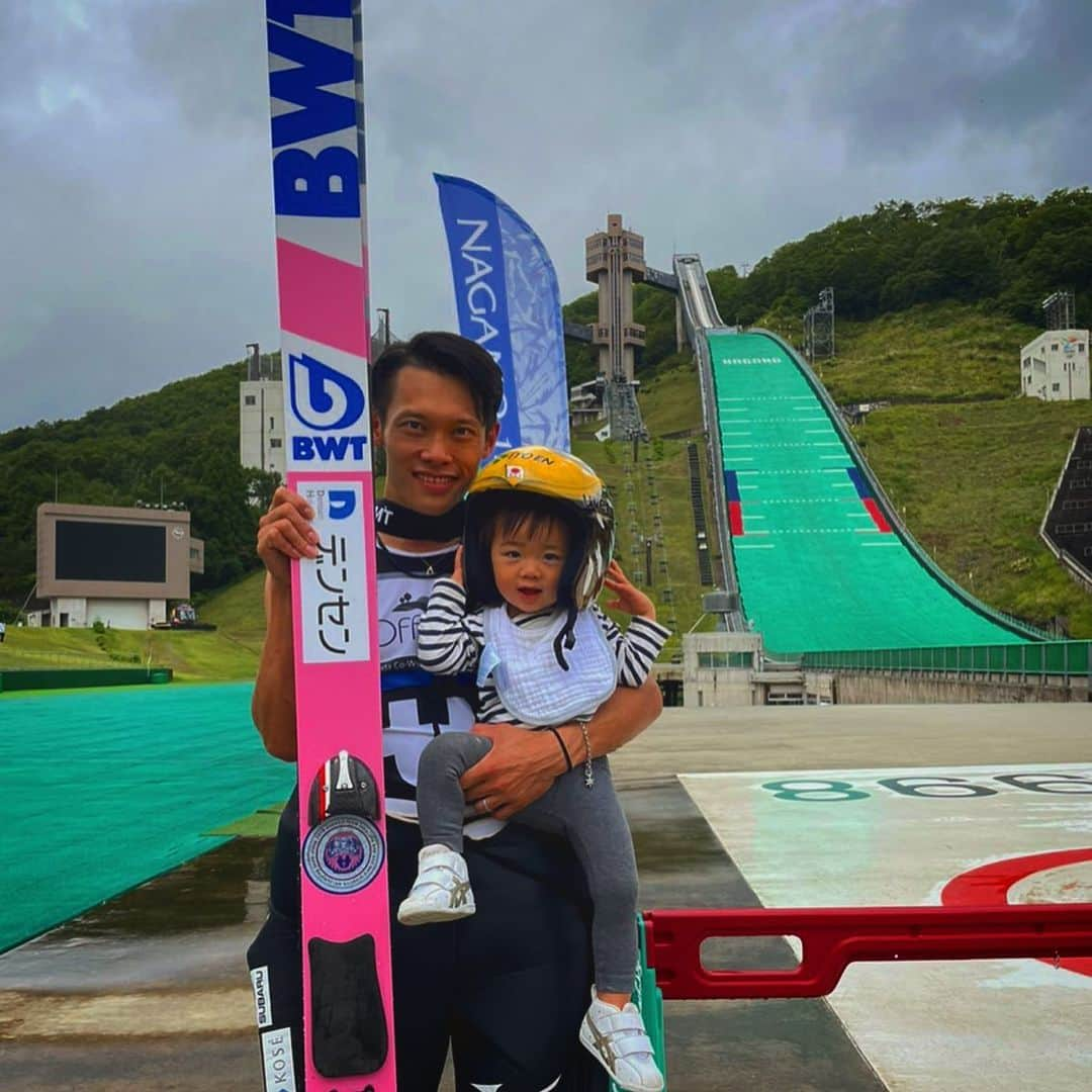 竹内択のインスタグラム：「Ski jump pair with my👶🛩 懐かしいですね〜w  #スキージャンプペア #hakuba #白馬 #itoen #伊藤園 #densen #デンセン #soil support #siunaussweets #シウナススイーツ #nabco #長野ナブコ #オフィールド ちょいのりレンタカー #bwt #oakley #fruitswax #superfeet #teamtaku #fisskijumping #skijumping #チームtaku #チームタク #スキージャンプ #ttTB #takutakeuchi #竹内択 #hisakinagamine #永峯寿樹#kenshiroito #伊藤謙司郎@teamtakuofficial @oiocha_cp @besserwasser @oakleyjapan @superfeet @fruitwaxofficial」