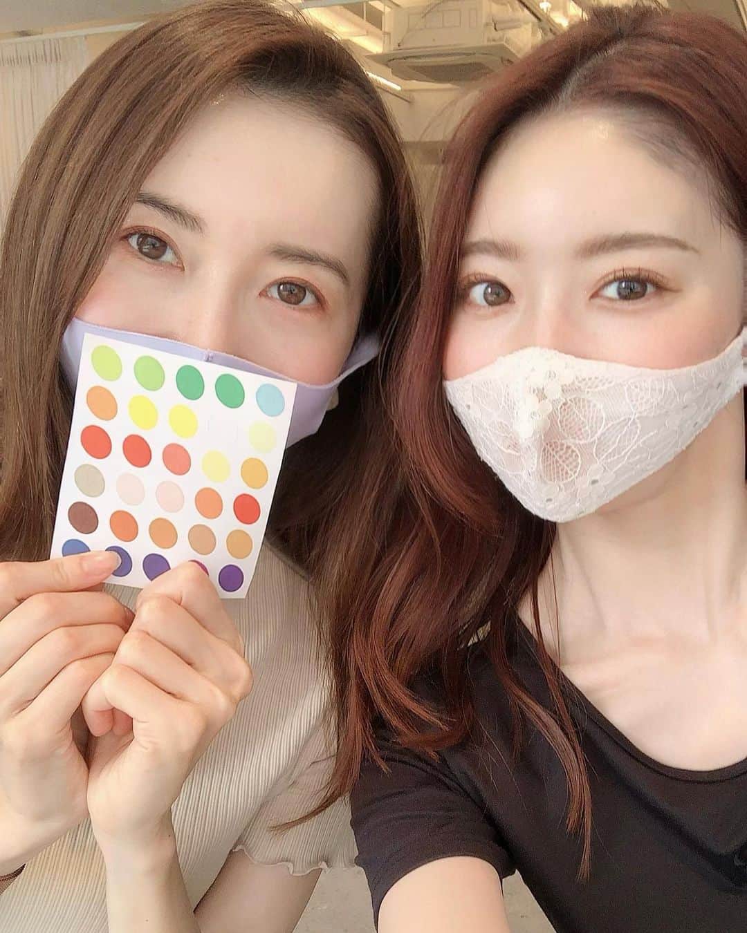 のインスタグラム：「プライベートでランチやアフタヌーンティーに一緒に行くほど、仲良くしていただいているしほみさん❤️  少し前ですが、16タイプパーソナルカラー診断に来てくださいました☺️ 1st（1番似合う色のタイプ）が私と同じ“Spring”🌸  3枚目は、カラー診断が終わった後におさらいをしているところ。  私の16タイプパーソナルカラー診断の流れは・・ ☑︎ご予約 ↓ ☑︎事前アンケートにご記入いただく ↓ ☑︎zoomで約10分間の顔合わせ（美容のお話など女子会みたいにおしゃべりします😚） ↓ ☑︎（ご予約当日）15分間のカウンセリング ↓ ☑︎16タイプパーソナルカラー診断 ・1番目と2番目に似合う色のタイプ ・特に似合うベストカラー選定 ・コーディネートの組み方 ・お似合いになるカラーコスメのご紹介（実物をお見せしながら。新作コスメがメイン） ↓ ☑︎15分間で診断のおさらい ・質疑応答 ・カラーチャート（しほみさんが持っているもの）のお渡し ・なりたい印象に近く色、似合う色を一気にお伝えする  と、なかなか盛りだくさんです！　 トータルで2時間半くらい。  ちなみに、メイクレッスンとのセットが1番人気です！　 お客様の98％、パーソナルカラー診断＆メイクレッスンのセットをご予約してくださいます✨  メイクレッスンを一緒にしていただくと、ベースメイクからカラーコスメまでお似合いになるコスメが一気に分かるのと、お似合いになるメイク、そのメイクのやり方も分かるのですごく人気です☺️  場所は、外苑前駅から徒歩約1分の『Qnoir（クノア）』というサロンをお借りしています。 10人以上入るスタジオで、窓を開けて換気しながら密にならないように行なっています！　 もちろん検温、手指消毒もこまめに。  すでに10月のご予約もたくさんいただいていて、日曜は10月24日と31日のみそれぞれ1枠ずつご予約可能です。 平日と土曜はところどころ埋まっているのでご相談ください☺️  9月は、2名のお客様が10月以降にご変更されたので、土日は25日と26日がそれぞれ1枠ずつご予約可能です！　  公式LINE＠（ ＠yuicos1231 ）にお問い合わせください✉️✨  #qnoir #beautysalon #美容サロン #アンバサダー #16タイプパーソナルカラー診断 #パーソナルカラー診断 #クノア @qnoir_official」