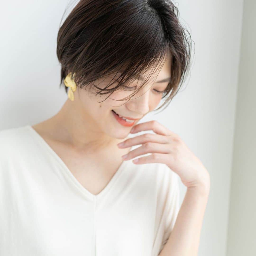 石川瑠利子のインスタグラム：「. . 夜がすっかり涼しくなって、秋の香りがするように🥺🍂 気温が上がったり下がったりだから体調に気をつけて過ごしてね🙏🏻💕 . . #fashion #shorthair #shooting」