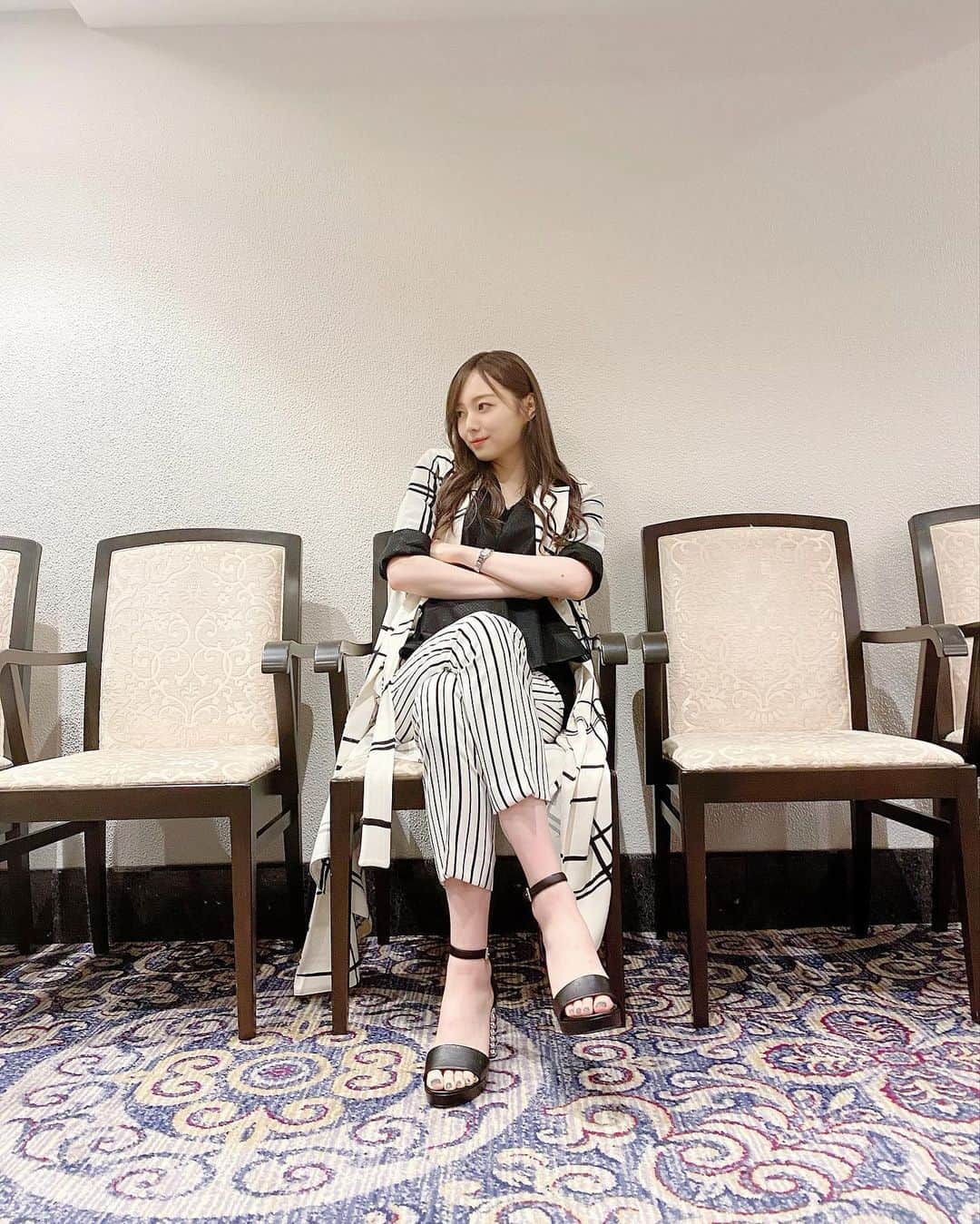 梅澤美波さんのインスタグラム写真 - (梅澤美波Instagram)「_ ⁡ えらそうに 座ってみました。🪑」9月9日 21時36分 - ume_minami.official