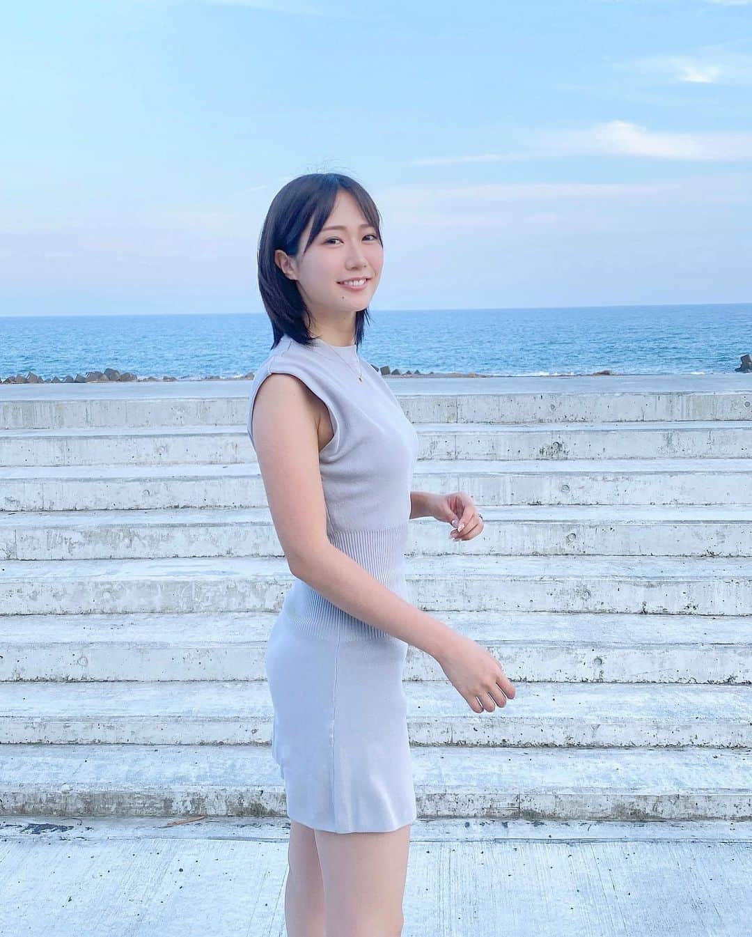 藤澤響花さんのインスタグラム写真 - (藤澤響花Instagram)「夏の海も楽しいけど 少し肌寒くなってきた海も 良いと思う🐳🧊  そんでここ最近思うことは‘髪染めたくなってきた🧒🏼💭’  #ワンピース#海コーデ#ビーチ#ショートボブ#リブニット#ポートレート#モデル#ɪɴsᴛᴀɢᴏᴏᴅ#love#熱海」9月9日 21時41分 - kyoka_fujisawa