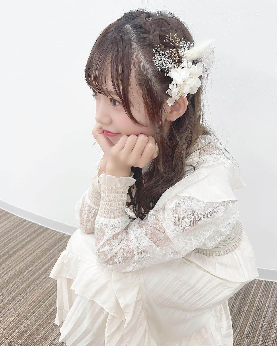 畑美紗起のインスタグラム：「こんなに好きになっちゃっていいの？ 歌わせていただいたときの🕊🤍  MV衣装と写ってたドライフラワーを頭につけて こん好き風にしてみました☺️。  披露する曲すべてにリスペクトのきもちです…  次回は9/11(土) 12:00〜12:15 14:00〜14:15 17:30〜17:45  今のままだとわたしは 選抜メンバーに入れるところにいないのですが、 ここからでも希望をもって1つ1つ大切に取り組みます！  あと11戦最後まで精一杯がんばります✨  みなさんも1つ1つの対戦 全力で応援してくださったらうれしいです🌟 よろしくお願いします☺︎  17ライブ配信をインストールの上、 ↑の時間内の配信中に投票が行われます！ 覗きに来てくださいおねがいします🥺  #ラストアイドル #ラスアイ #ラスアイサバイブ #畑美紗起」
