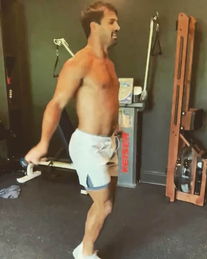 のインスタグラム：「Little Start Me Up this morning! 4 sets of 30sec jump ropes, reverse lunges, front squat and RDLs to hill sprints! It’s the start of football season 🏈!! LFG」