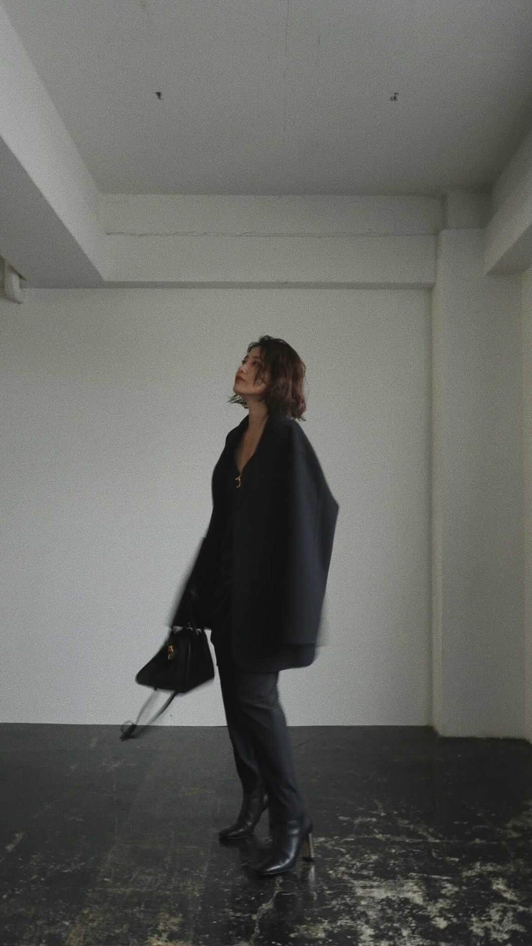 JUNNAのインスタグラム：「@etretokyo   tops/ #ETREプランジングネックニットプルオーバー inner/ #ETREカップインアメスリリブタンクトップ pants/ #ETREシガレットパンツ big tote/ #ETREビッグドロストトートバッグ sneaker/#reebok × #maisonmargiela bag/ #therow  【新作発売スケジュール】 📍ルミネ新宿店　毎週木曜日 📌ETRÉ TOKYO  毎週木曜日19:00 📌ZOZOTOWN  毎週金曜12:00 📌ELLESHOP  毎週土曜19:30  #etretokyo」