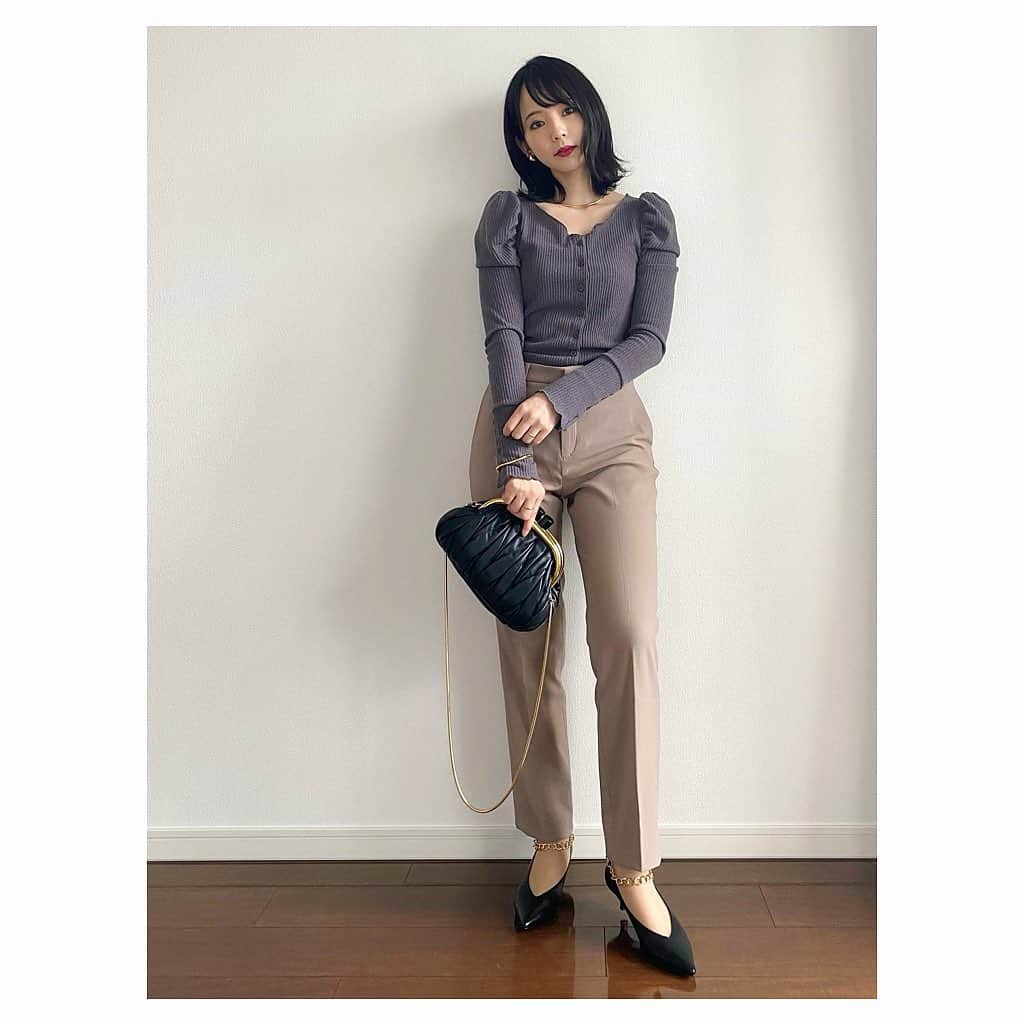 のインスタグラム：「UNIQLOにスマートアンクルパンツの秋色出てないかな〜って見に行ったら 新たなパンツが出ていたんですが🦤! スマートスリムストレートパンツ というものです。これがめちゃめちゃ脚が綺麗に見えて感動😭👏🏻✨! ほぼフラットの靴を合わせているのに脚が長く見える！ くすんだピンクがかったベージュを買いました。 スマートアンクルパンツは, テーパードの形なのに腰張りが目立ちにくいのが素敵だったけど, このパンツはストレートの形でさらに腰張りが目立たない！と思う！ ベージュなのに膨張もしなくて素晴らしいです◎  今日UNIQLOの展示会に行ったらこのパンツもあって 思わず「これ買いました！スマートスリムストレートパンツ！」ってアピってしまった😂笑 いろんな色出ないかな〜。  クラシカルな雰囲気のアイテムをいっぱい集めて, 秋らしく合わせました♥︎♡ リップはGIVENCHYのベリー色。  tops. #mieliinvariant  pants. @uniqlo_jp #スマートスリムストレートパンツ  pumps. @fabiorusconi_japan  bag. #miumiu choker. @noirdepoupee_official  earcuff. @hirotakajewelry #noirdepoupee bangle. @chieko6  ring. @pastierra  watch. #agete  #お仕事コーデ #オフィスカジュアル #オフィスカジュアルコーデ #オフィスコーデ #お仕事服 #通勤コーデ #通勤スタイル #olコーデ #チャコールグレー #uniqlo #fabiorusconi #イヤカフ #hirotaka #chieko #pastierra #秋コーデ #秋服コーデ #秋物コーデ #秋物 #秋服」