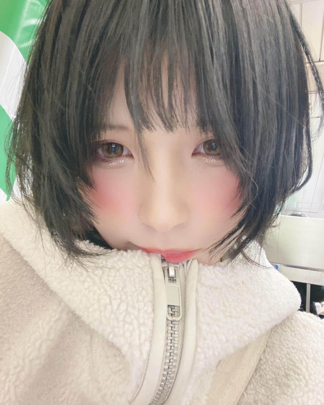 ひっそりゆうみさんのインスタグラム写真 - (ひっそりゆうみInstagram)「秋冬の服好きなんだよね いろんな服今年は着ちゃお、楽しみ _  #셀카 #셀카그램 #셀피  #ショートヘア #ヘアアレンジ #ウルフボブ #ショートウルフ #ウルフカット #me #selfie #selfiee #selfieee #selfies #selfietime #selfienation #potd #selfiestick #selfieday #selfieme #selfiepics #selfiemode #selfiesaturday #selfiesunday #helfie #relfie」9月9日 22時05分 - mer_calme25