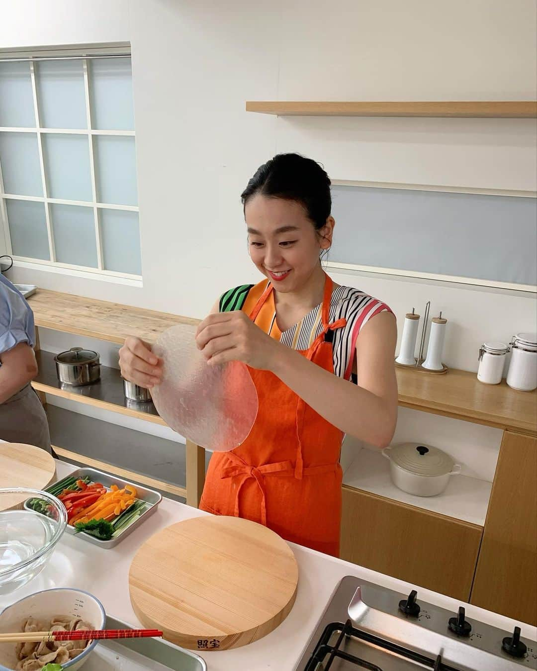 浅田真央さんのインスタグラム写真 - (浅田真央Instagram)「「オレンジページ　9/2号」 タイ、ベトナム料理は、今回が最終回でした。　 鈴木先生とても美味しいレシピを教えてくださり、ありがとうございました！　 次回は、台湾料理です🇹🇼  #オレンジページ #オレンジページレシピ #おうちごはん #おうちごはん2年生 #ベトナム料理 #生春巻き #野菜たっぷり #美味しい」9月9日 22時13分 - maoasada2509