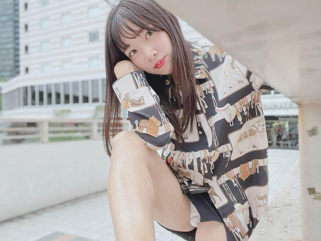 藍沢梨夏のインスタグラム：「隙間からこんばんは😚💋 梨夏は季節の変わり目で... 体調崩してしまいました😭😭  皆様もお気をつけて❤️🌈  Good evening:)  #チラリズム #チラリズム探究家 #kwaii #グラビアアイドル #赤坂 #tokyogirl #gravure #パンチラ先生」