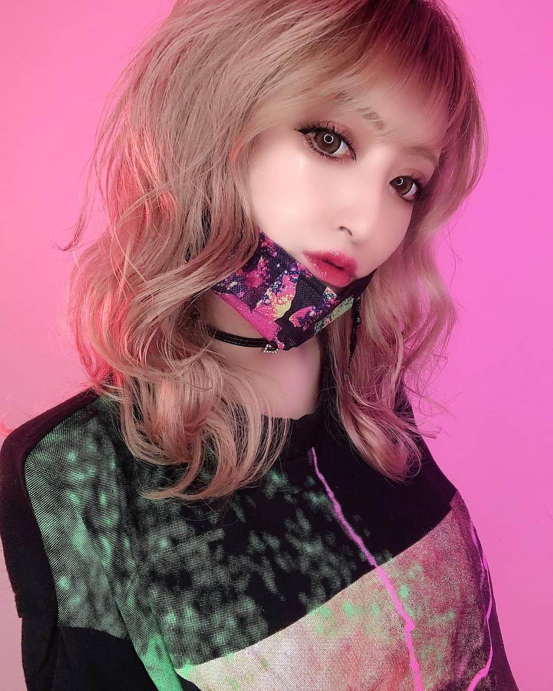 桜井莉菜さんのインスタグラム写真 - (桜井莉菜Instagram)「@kei0926 って、カラーの天才だけど、ヘアセットもめちゃくちゃ上手なんだよね🤭💓 この髪型になりやすいようにカットもしてくれてて、マジで凄い💖 髪型って本当に大事だからね。 それだけで1日のテンション変わってくるから🤩 この日は @riina_couture の派手Tに @ruua.shop の派手マスクで合わせてめちゃ派手派手コーデでした😍❤️ EZ DO DANCE♬って感じ😎🖤  #hair#hairmake#haircolor#hairstyle#ヘアセット#巻き髪#ミディアム#ミディアムヘア」9月9日 22時24分 - rina__sakurai