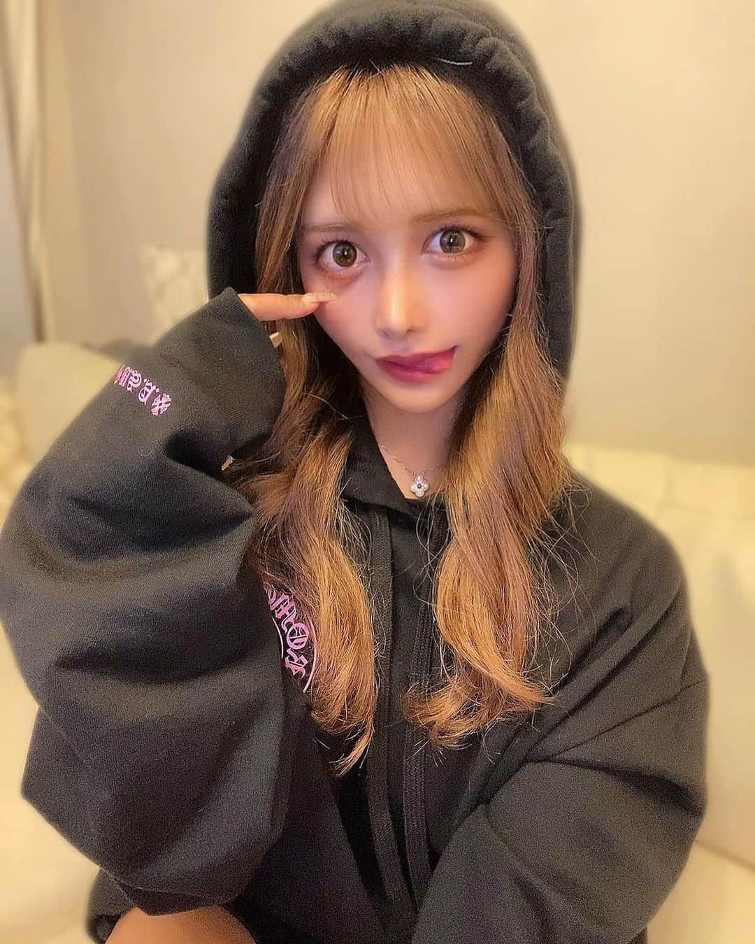 新田エレナのインスタグラム：「もう秋だね🍃  .  クロムのパーカー一目惚れして買っちゃった😳💕💕  .  2枚目めろたんが後ろから覗いてるのかわいくない🐶❔  #クロムハーツ  #クロムハーツパーカー  #パーカー  #パーカー女子」