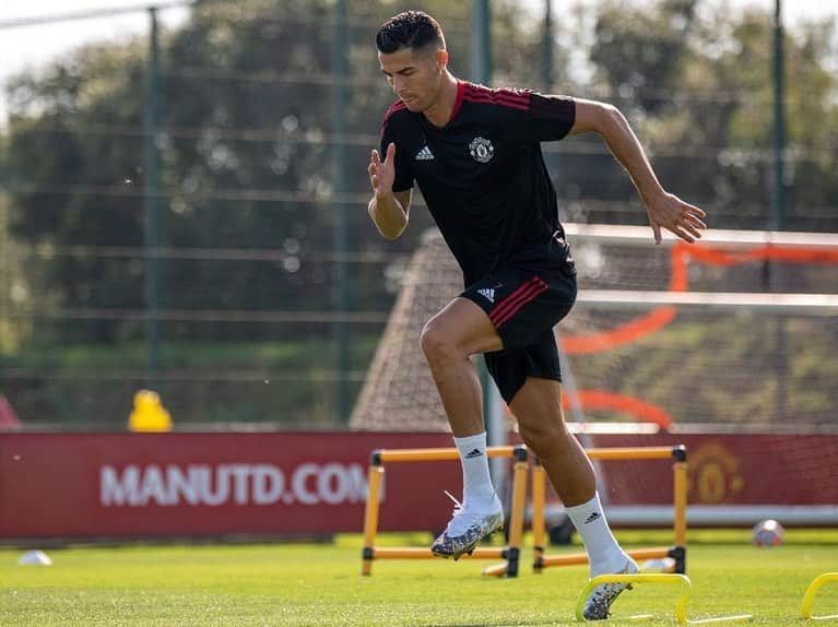 クリスティアーノ・ロナウドさんのインスタグラム写真 - (クリスティアーノ・ロナウドInstagram)「New challenge, but always with the same goals! Let’s go #manchesterunited 💪🏽🙏🏽」9月9日 22時38分 - cristiano