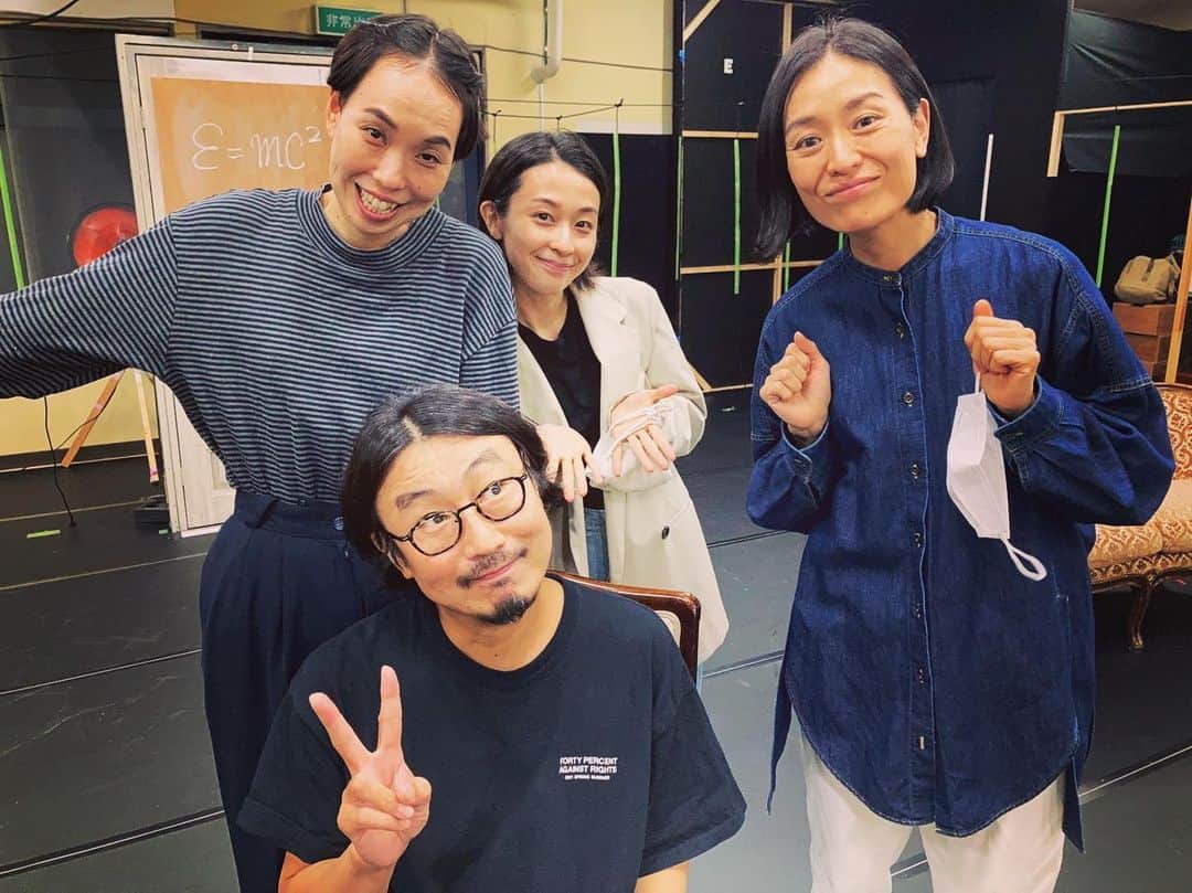 瀬戸さおりさんのインスタグラム写真 - (瀬戸さおりInstagram)「本日、9月9日は #中山祐一朗 さん #坪倉由幸 さん お誕生日でした🎂🌈 おめでとうございます💐  とても魅力的なお二人を 是非、劇場で観ていただきたいです☺︎  写真は #中山祐一朗 さん #川上友里 さん　 #吉本菜穂子 さん　 と📸😌  #物理学者たち   #撮影の時だけマスク外してます」9月9日 22時52分 - saori_seto0919