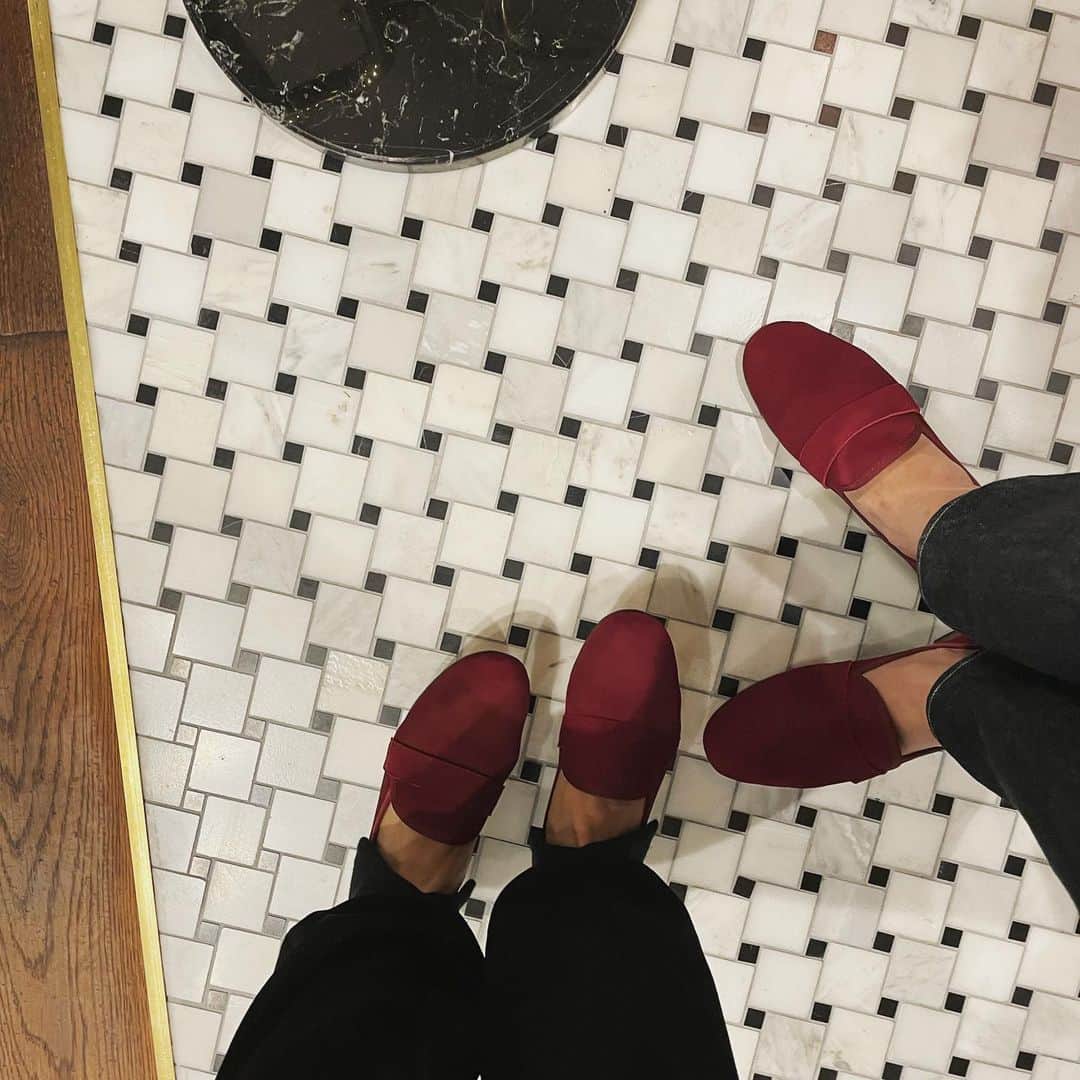 石田ゆり子さんのインスタグラム写真 - (石田ゆり子Instagram)「レペットの靴は とにかく軽くて柔らかくて、歩きやすい。足に吸い付くような 履き心地で、とにかく楽ちん。 そんな愛しのレペットと、 愛しのSINMEがコラボレーション‼️😊😭👏🏻 落ち着いた赤の、スエード。 型は大好きなマイケル、ときたらこれはもうわたしとしては買うしかない。 そんなわけで 一足早く見せてもらいました。 いいわぁ。やるなぁシンメ😍‼️👏🏻」9月9日 23時43分 - yuriyuri1003