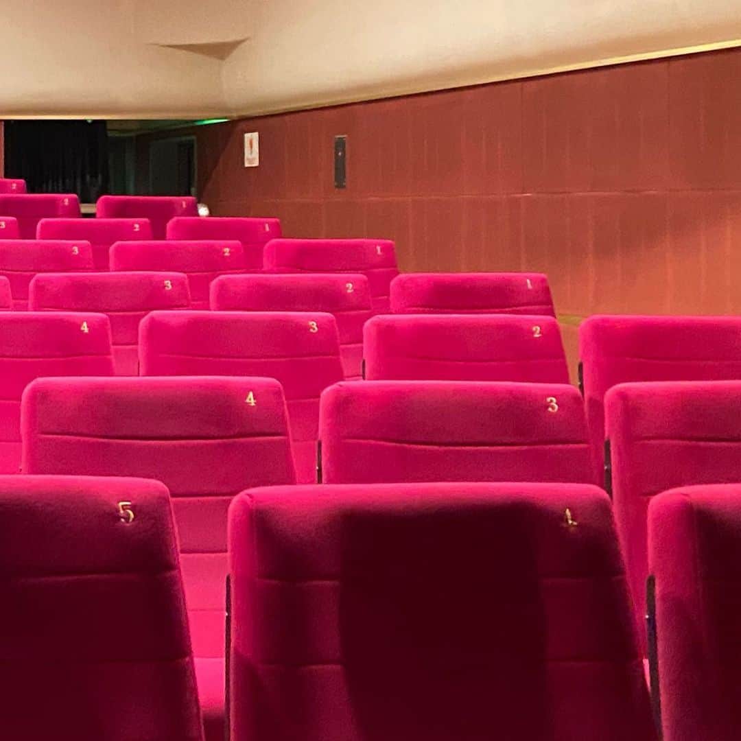 渡辺真起子さんのインスタグラム写真 - (渡辺真起子Instagram)「劇場が好き。 映画館、芝居小屋、テントだって、野外だって。  人を知ることが好き。」9月9日 23時50分 - watanabe_makiko