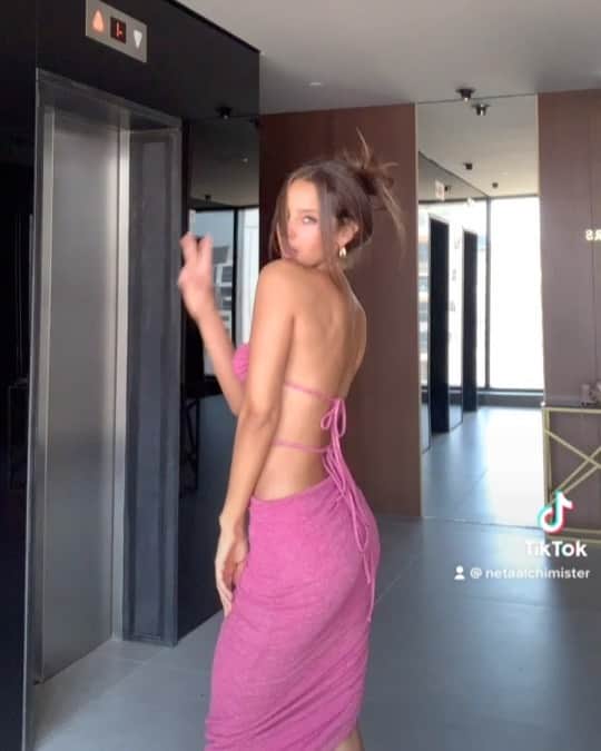 Neta Alchimisterのインスタグラム：「Find me on TikTok 💞😎」