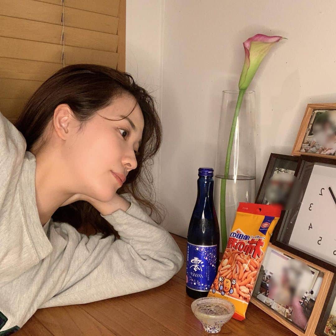 亜希子のインスタグラム：「首がありえへん謎角度ですが、少しお酒を飲んだあとで夜分にお邪魔します。  本日、父の誕生日だったことに今日が終わる1時間前に気づき、「薄情な娘ですまん」と光の速さでコンビニに走り、酒と柿ピーで献杯。  父、五月みどりさんの鬼ファンだったり、吉田拓郎さんの鬼ファンだったり、亡くなってから様々な多面性が発覚するキュートなおじさんでしたが、生前は寡黙な人でした。  あちらの世界に行ってしまった17年前から、娘の人生がまあまあ面白くなってきていることは、定期的に報告しておこうと思います。  天国があるのか私は分かりませんが、いつもさりげなく守られてるのは感じております。  あと父、歯医者さんだったんですけど、毎日頭をロックオンされて、泣いても喚いても、叫んでも、歯磨きを1日30分くらいされて、未だに虫歯ゼロで歯が死ぬほど丈夫な娘です。  いつも、硬い食べ物もゴリラのようにガシガシ食べられます🦍  大木家の女たち、皆、ハイパー頑張ってるので心配しないでね。しかし全力で見守ってくんろ、と伝えました。」