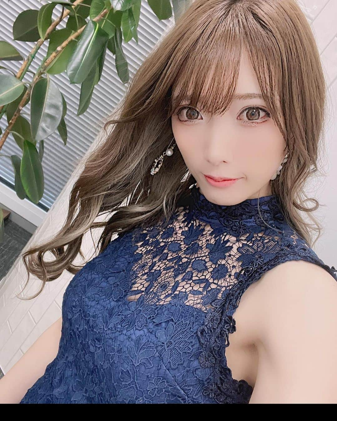 赤井沙希のインスタグラム：「9.12DDT福岡大会 西鉄ホールの記者会見でした！  アツくないように見られがちだし、チヤホヤされてると思われがちだし、努力してないようにとらわれがち😹笑  別にどう見られても構わないからこそ、試合が全てだと思ってます！ リング上で起きた事をどうお客さんが受け取るか。  ちなみに私の美学は、  「白鳥は、水面下で必死にもがいているからこそ、 水面に浮かぶ姿は優雅に見える」  何もなかったらここまでプロレス続けられてないよ😹😹😹 でも、頑張ってますアピール苦手なのは、ベビーフェイス向いてないかもね🤭🤭🤭  #ddtpro #prowrestling #prowrestler #todaycode #記者会見 #衣装 #ワンピース  #abema」