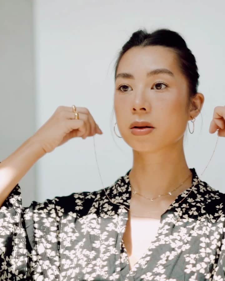 Jennifer Bachdimのインスタグラム：「There’s no such thing as “slow mornings” in #teamBachdim household.. But my morning routine of getting ready is just a must to kick start my busy day and to make me feel amazing. . . A part of my getting ready routine is wearing pieces by JO ATELIER. @joatelier_official is all about classic, timeless and minimal pieces which look beautiful layered , but also exquisite on its own. Plus they are made of real 17k gold, so I never have to take them off throughout my busy and active day. ✨❤️ #getreadywithme」