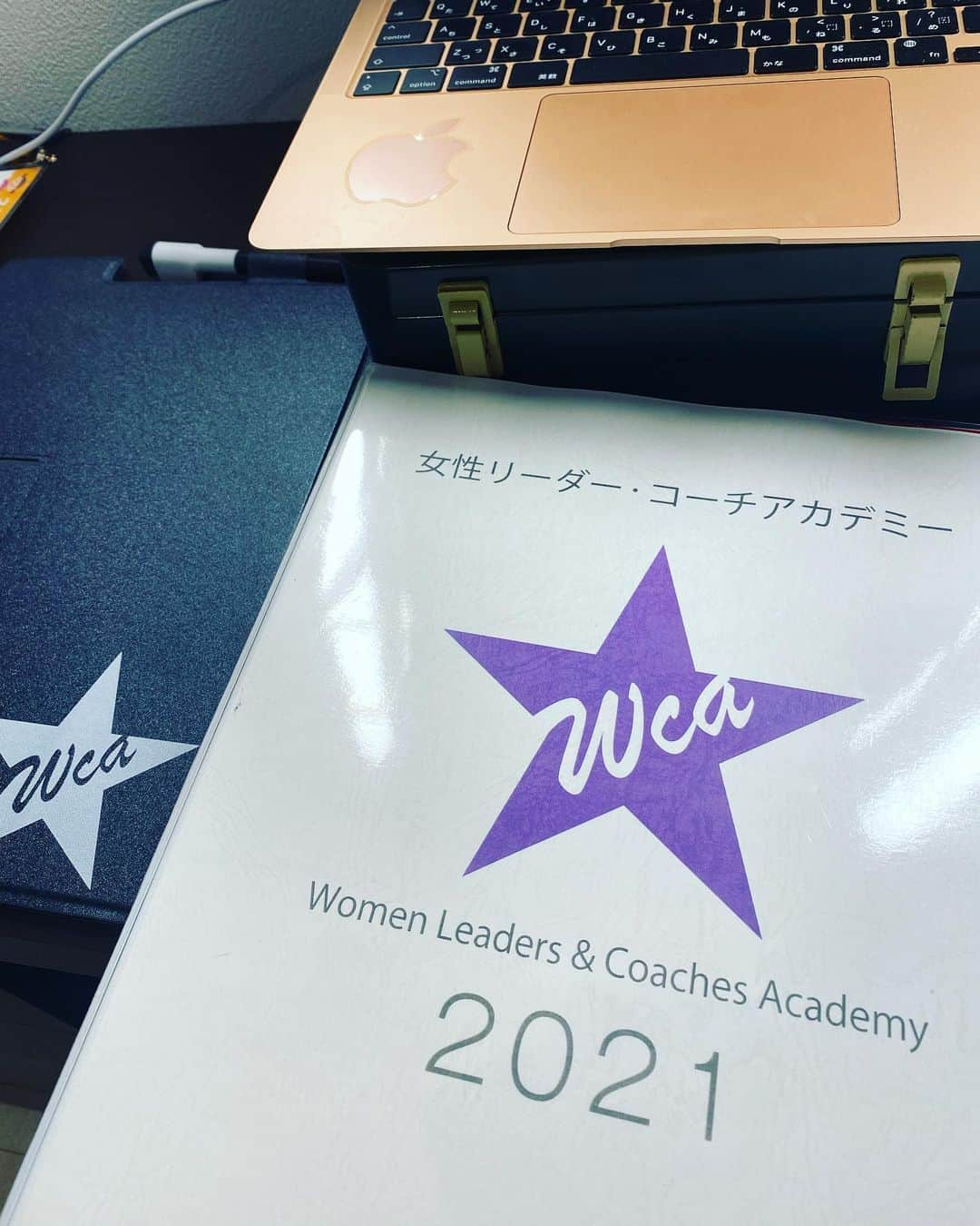 潮田玲子さんのインスタグラム写真 - (潮田玲子Instagram)「3日間に及ぶ順天堂大学女性スポーツ研究センター主催の「女性リーダー・コーチアカデミー」が終了しました🙆‍♀️ 連日かなり濃厚な講義やディスカッションが繰り広げられ、久しぶりに没頭し学びました🙆‍♀️🙏 新しい気付きがたくさんあって、何より素晴らしいご縁を頂けたと感じています。 全国から参加された31名の第７期生の仲間とは、今回はオンライン開催で直接お会いできませんでしたが、いつかみんなで会えたら嬉しいなと思います。 そしてそれぞれがそれぞれの立場で活躍することを願っています！ 私も負けないぞーーー笑笑🤣 改めて学ぶことの素晴らしさを感じ、 また一歩踏み出す勇気をくださった順天堂大学女性スポーツ研究センタースタッフのみなさん、講師の先生方に心より感謝したいと思います。 ありがとうございました🙏🙏🙏  #順天堂大学女性スポーツ研究センター  #女性リーダーコーチアカデミー2021 #7期生」9月10日 11時12分 - reikoshiota_official