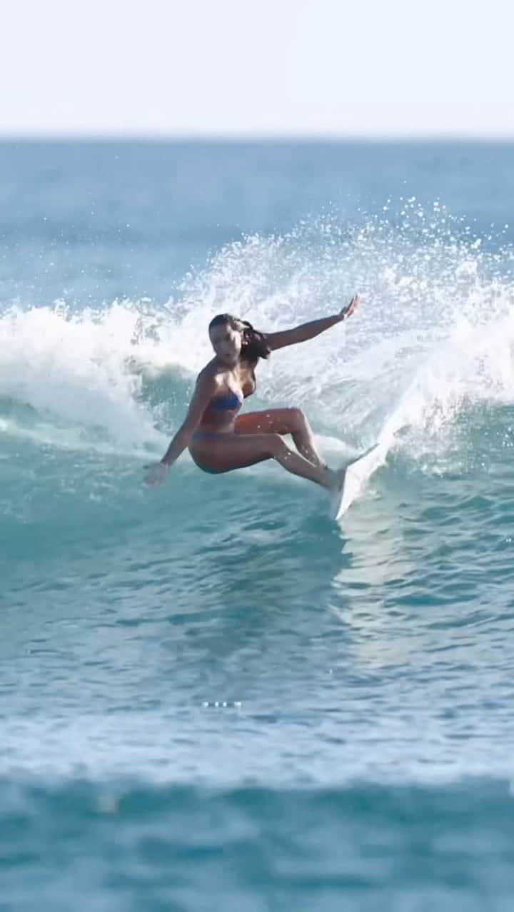 ティア・ブランコのインスタグラム：「Catch my vibe 🐬🦋🐠🐳 @aaron_nakamura / @tcl_usa @shopvejii @dearselfskincare @raen @lostsurfboards」