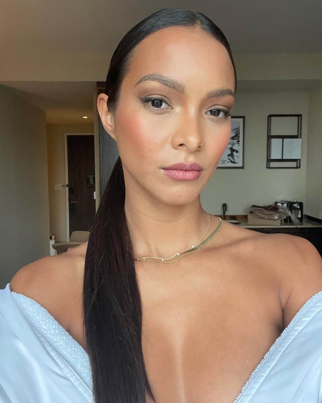 ライス・リベイロのインスタグラム：「Ready for @revolve gallery opening 💃🏽 Glam @babimoura_beauty 😍」