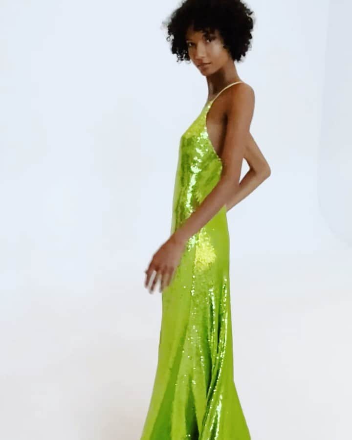ホルストンのインスタグラム：「Halston Spring 2022 #halston #nyfw2021」