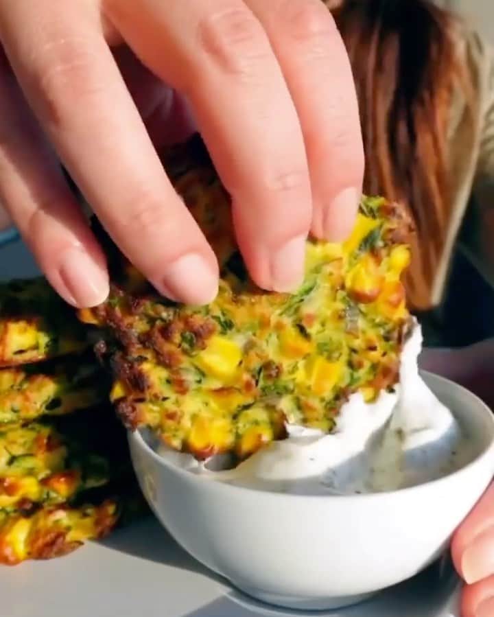 Sharing Healthy Snack Ideasのインスタグラム：「Zucchini Corn Fritters  This Zucchini Corn Fritters recipe makes a great healthy breakfast or brunch option, cooked in the oven, which is super fluffy and packed full of flavour.   ✅SAVE this post to make later😋 ✅TAG someone who loves healthy food👇🏼 ✅FOLLOW @healthylunchz for more💚💚   Ingredients   • ▢3 medium zucchini   • ▢1 cup corn kernels, they can be fresh/canned or frozen and thawed   • ▢½ red onion diced into small cubes   • ▢2 eggs   • ▢½ cup flour (I've used chickpea flour)   • ▢1 teaspoon baking powder   • ▢¼ cup parmesan cheese   • ▢Handful of chopped coriander/cilantro or parsley   • ▢Salt and pepper to taste   • ▢Olive oil   Yoghurt Herb Dip   • ▢5 tablespoon plain Greek yoghurt   • ▢Good pinch of dried dill   • ▢Salt and pepper to taste   Instructions   • Preheat oven to 220°C /425°F and line an oven tray with baking paper   • Place a clean tea towel in a bowl, using a box grater, grate zucchini into the towel and leave aside for 10 minutes   • In a separate large bowl, add the corn, onion, herbs, eggs, parmesan cheese and season.   • Now back to the shredded zucchini, hold the tea towel up, and squeeze out the excess liquid from the grated zucchini. You want to remove as much of the liquid as you can   • Add zucchini to the other ingredients, add the flour and baking powder and mix together well.   • Spoon some of the mixture, and using your hands, roll into balls and place on a tray lined with baking paper. If the mixture is too wet, you can add a little more flour   • Once mixture is finished, with your fingers, gently flatten the balls slightly to resemble a round disk.   • With a kitchen brush, brush olive oil to the tops then place tray into the oven to cook   • After 20 minutes or when slightly golden they are done!   • Let them rest for a few minutes on a cooling rack, stack them up and serve with a good spoon of the yoghurt dip!   Yoghurt Herb Dip   • Mix yoghurt herb dip ingredients in a bowl and serve   Credit by @cookingwithayeh」