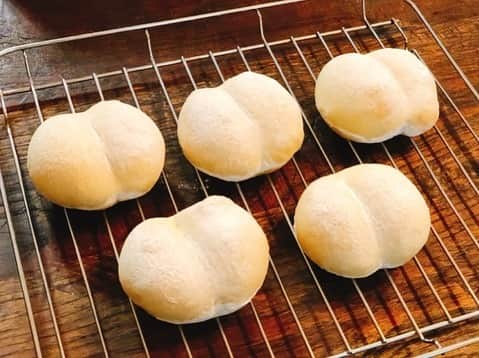 小沢真珠さんのインスタグラム写真 - (小沢真珠Instagram)「ホームベーカリー、ハイジの白パンも作れちゃいます。真ん中に菜箸で押してあとをつけると、おしりのような形に♪♪  #ハイジの白パン  #白パン  #ふわふわ #おうちベーカリー #パンスタグラム #パン好き #手作りパン #焼きたてパン #おうちパン #パン作り #朝食 #朝ごはん #朝ごパン #お家時間」9月10日 7時05分 - maju_ozawa
