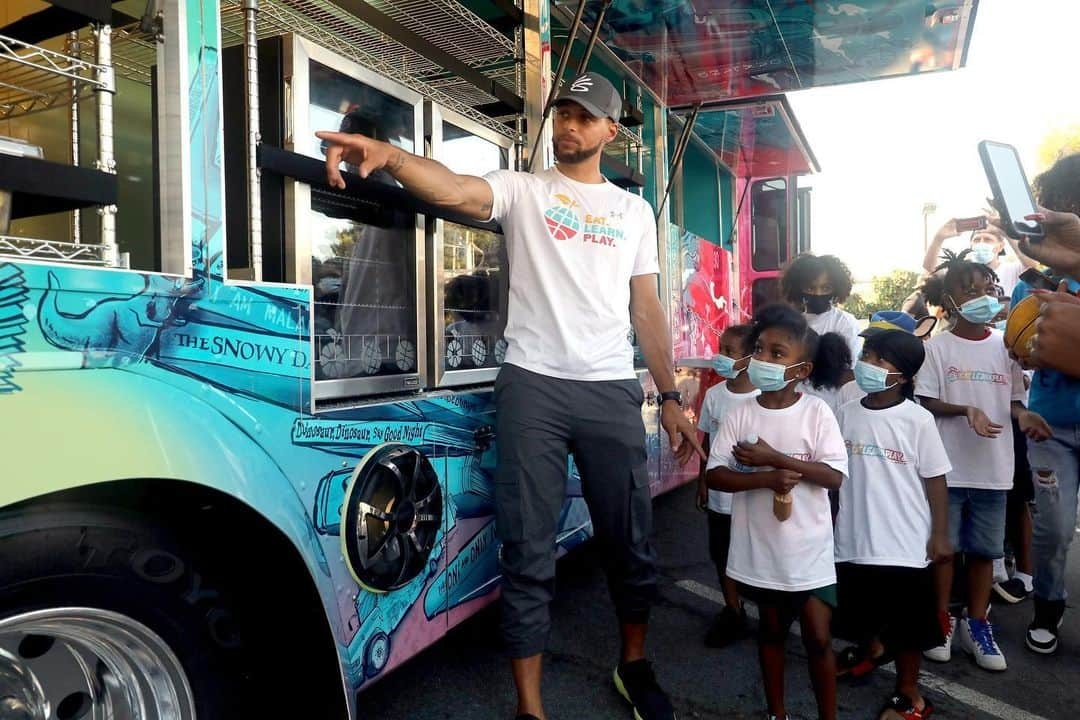 ステフィン・カリーさんのインスタグラム写真 - (ステフィン・カリーInstagram)「The @eatlearnplay bus is hittin the road! 🚌 Amazing day at @eoydc w/ @ayeshacurry, brought to life to promote literacy & provide hunger relief to underserved families in the Bay Area. Major love to @oaklitcoalition @accfb @cruisingkitchens @ckoakland @literati for helping make it all happen. 🙌🏽📚」9月10日 7時47分 - stephencurry30