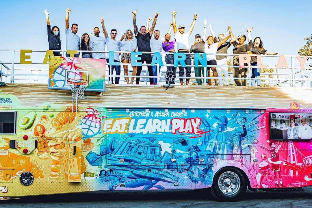 ステフィン・カリーさんのインスタグラム写真 - (ステフィン・カリーInstagram)「The @eatlearnplay bus is hittin the road! 🚌 Amazing day at @eoydc w/ @ayeshacurry, brought to life to promote literacy & provide hunger relief to underserved families in the Bay Area. Major love to @oaklitcoalition @accfb @cruisingkitchens @ckoakland @literati for helping make it all happen. 🙌🏽📚」9月10日 7時47分 - stephencurry30