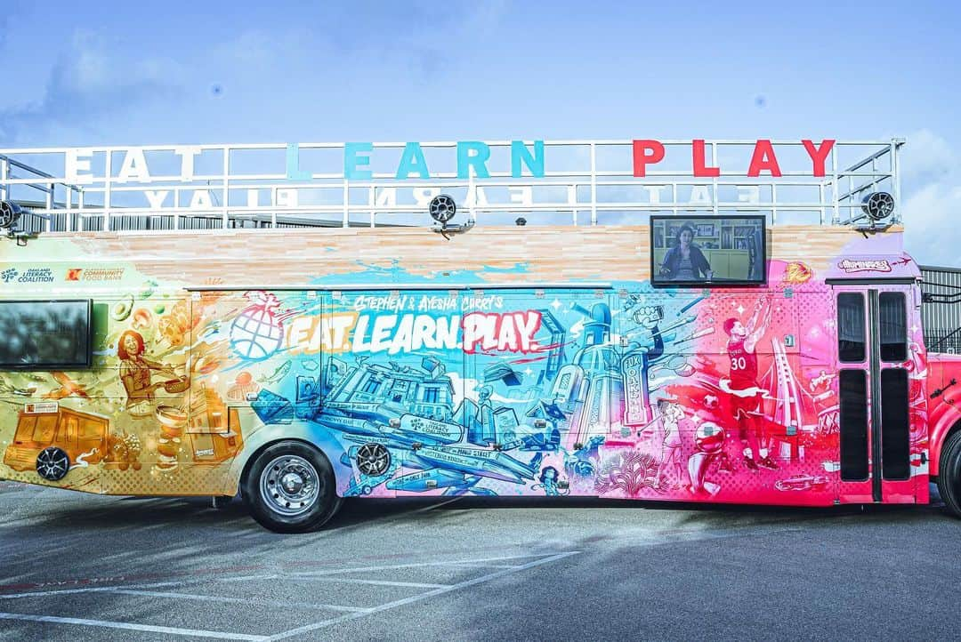 ステフィン・カリーさんのインスタグラム写真 - (ステフィン・カリーInstagram)「The @eatlearnplay bus is hittin the road! 🚌 Amazing day at @eoydc w/ @ayeshacurry, brought to life to promote literacy & provide hunger relief to underserved families in the Bay Area. Major love to @oaklitcoalition @accfb @cruisingkitchens @ckoakland @literati for helping make it all happen. 🙌🏽📚」9月10日 7時47分 - stephencurry30