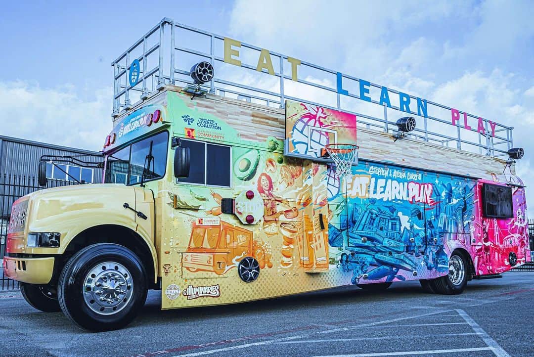 ステフィン・カリーさんのインスタグラム写真 - (ステフィン・カリーInstagram)「The @eatlearnplay bus is hittin the road! 🚌 Amazing day at @eoydc w/ @ayeshacurry, brought to life to promote literacy & provide hunger relief to underserved families in the Bay Area. Major love to @oaklitcoalition @accfb @cruisingkitchens @ckoakland @literati for helping make it all happen. 🙌🏽📚」9月10日 7時47分 - stephencurry30