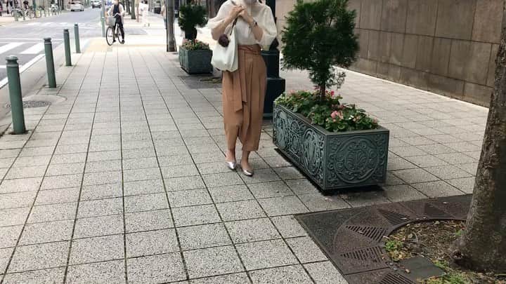 mukuのインスタグラム：「スタイリッシュな定番 papier は裏地を張っていません。コストを下げるためにそうしているのではなく、できるだけ縫製箇所を減らすことにより見た目と実際の軽さを追求しているのです。スタイルを選ばない定番商品はこの秋１３色に増えました😌 #大阪髙島屋　#神戸大丸　#スタイリッシュコーデ 　#１３色展開　#autumnbag  #papier  #muku+CREME  #秋に白」
