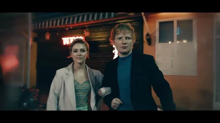 アナソフィア・ロブのインスタグラム：「PINCH ME!!! WHAAA! Actual #shivers filming this video! Thanks Ed for being a stellar person & legendary artist! I love this song so very much- currently dancing to it 🕺🦜Thank you @davemeyers for your brilliance & humor! Thanks @freenjoy for just being the best 💕💕💕  download, listen, watch and all that jazz @teddysphotos」