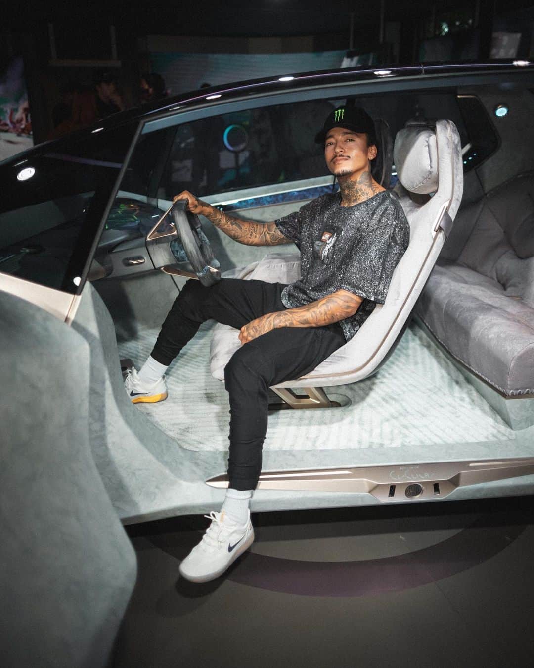 ナイジャ・ヒューストンのインスタグラム：「Into the Future🛸 @bmw #BMWIAA」