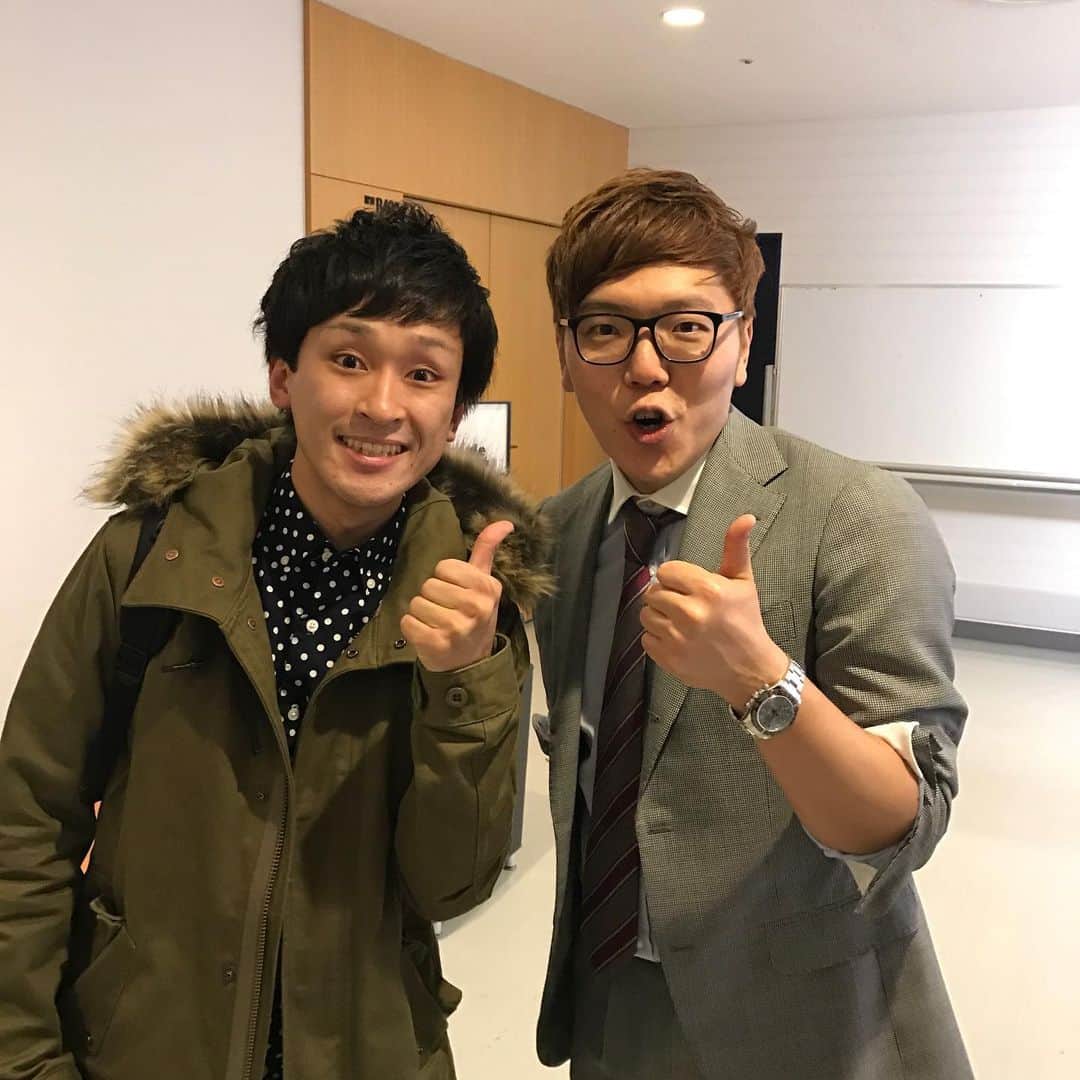 としみつのインスタグラム：「はじめてヒカキンさんと写真を撮らせていただいた日。YTFFに初めて出演して、まだUUUMじゃなかった我々東海オンエアは、多くのUUUMクリエイターに圧倒されて「うわぁ、アウェーや…笑」ってなったのを鮮明に覚えている。笑  出番が終わり、まだ当時働いていた俺とりょうはエンディング前に会場を後にしようとしていた、その時に廊下で偶然お会いしたヒカキンさんに、たまらず「写真撮ってください…！」とお願いしたところ、快く承諾してくださりました。 この瞬間は今も鮮明に覚えているし、宝物です！  日本YouTube界のトップがヒカキンさんで良かったです！これからも背中追わせてください！1000万人おめでとうございます㊗️  #hikakin」