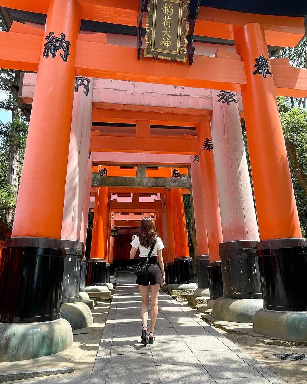 瀬名ひなののインスタグラム：「⛩⛩  人ぜんぜんおらんくてすごい空いていた〜！！ 定期的に行きたくなるパワースポット𓂃 𓈒𓏸  #伏見稲荷大社 🌱」