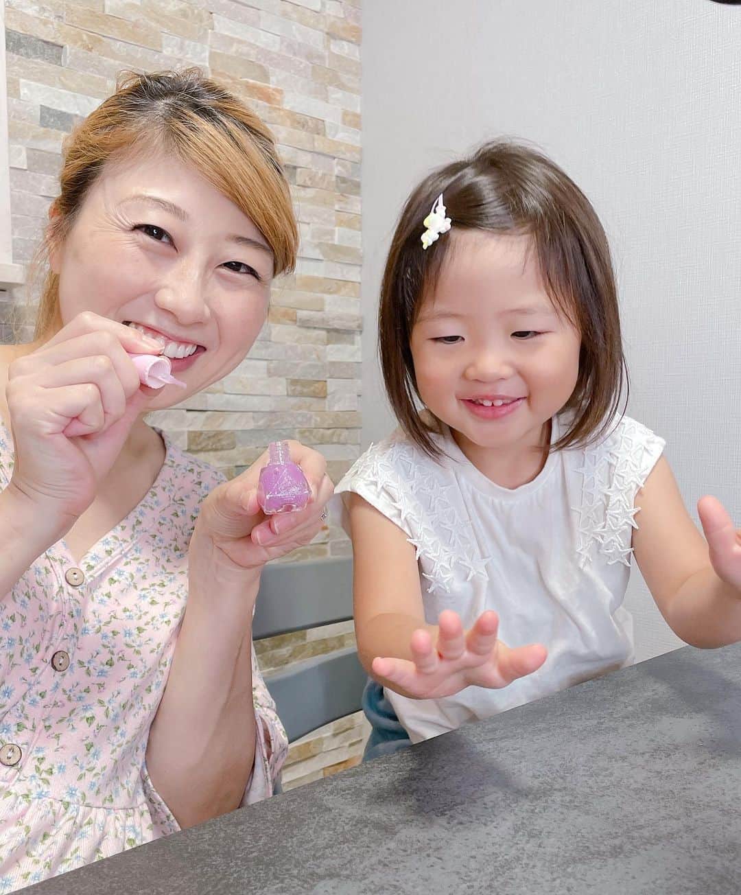 吉田ちかのインスタグラム：「Pudding’s first try at nail polish & make-up! She absolutely loved it!! She went a little crazy on the lip stick at the end (last photo) but it was a lot of fun lol   プリンが初メイク体験を💄✨めちゃくちゃ楽しそうでした💕最後はリップがすごいことになってましたが🤣 スワイプ📸  ちなみに、先程プリンの英語力、英語学習にについて色々とシェアしている動画をアップしました！よかったら見てください❤️  そして、今日から妊娠33週目🤰あと7週間！あっという間すぎる😅」