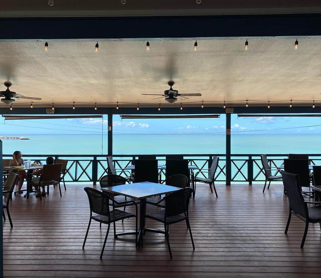 工藤まやさんのインスタグラム写真 - (工藤まやInstagram)「久しぶりに行ったビーチハウス。偶然か計算か(きっと偶然)ちょい低めの椅子が深々と海を眺められる仕様になっていた。島でいちばんゆるいオンザビーチレストラン。やっぱりここいいね💙ご飯はアメリカンです🇺🇸  #beachhouse #hawaii #oceanview #大喜びのお二人と #instafood」9月10日 19時49分 - mayahawaii325