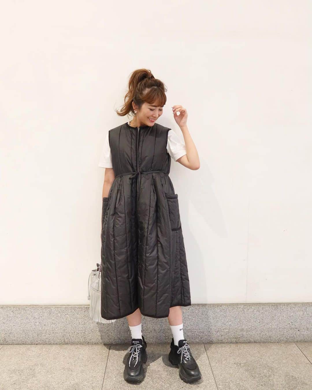 Mai Wakimizuのインスタグラム：「1つ前の投稿でご紹介したボリュームキルドジレのblack。紐ベルトでキュッと絞るとワンピースっぽく着れて雰囲気変わって好き＼(^o^)／パイピングも同じblackだけどしっかりアクセントになってる♡こなれた感出るgrayも良いし、定番blackも良い。ベーシックカラーだからどちらもスタイリングしやすいし、これ本当に決められない。笑 #wakkinstyle#ootd#coordinate gilet#linkable @linkable_official(伊勢丹先行販売)」