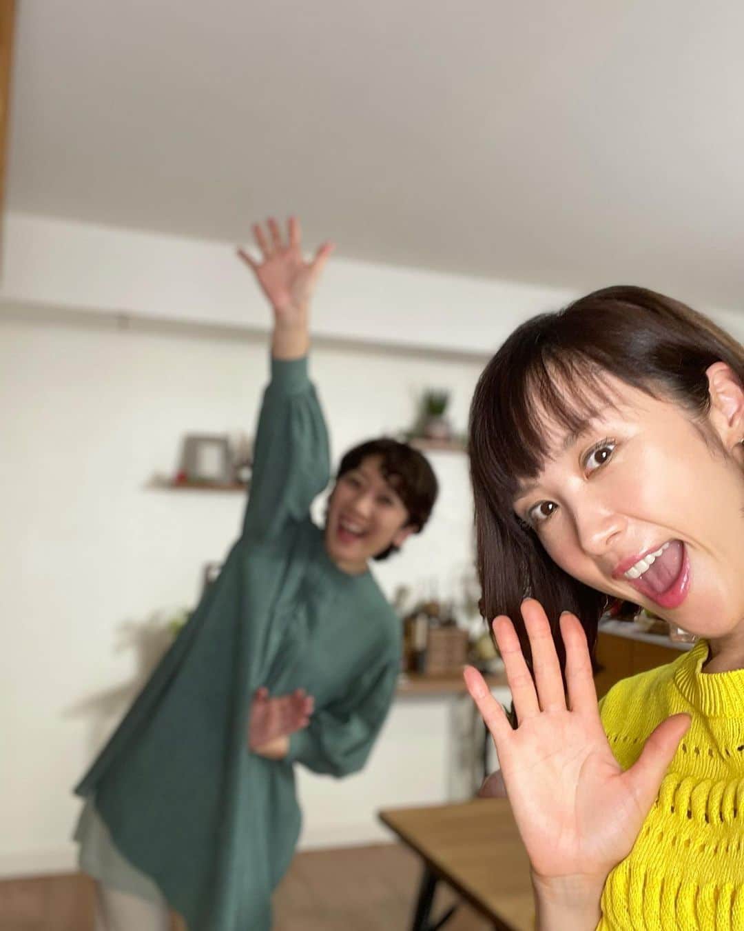 山口もえのインスタグラム：「・  やっとやーーーーーっと タカさんに逢えた💓💓💓 久々のやさいの時間🥦の収録が 楽しかったの伝わるかな❓😊 休憩中・・・ インスタ用にナスと何度も自撮りをする私 後ろ姿が何ともこっけいである🤣🤣🤣 しかもイマイチな写真ばかり。。。笑  次回のやさいの時間📺はアンコール放送です✨ 小カブを育てます💕お楽しみ！！  📺9月12日(日)8:00〜8:25 NHK-E「趣味の園芸 やさいの時間 選」 もえのプランター菜園  「カラフルに小カブ」 ※アンコール放送です  #やさいの時間#プランター菜園 #TV#ガーデニング #深町貴子 さんと💓　 #休憩中はとりあえず自撮り頑張るよね #撮れ高ゼロがほとんどです #笑」
