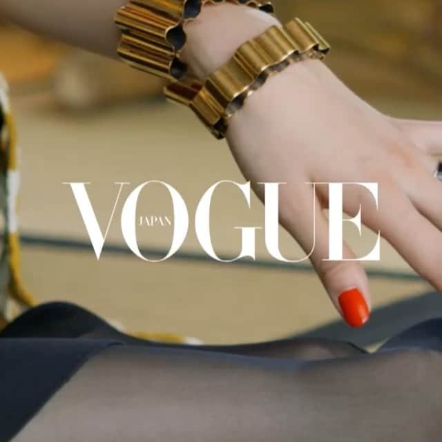 のインスタグラム：「@voguejapan  TWINS IN FASHION Fashion Editor: @saori_vj Video Editor: @mahotomono Videographer: @kazumasa_kawasaki Casting: @bt77 Models: @amixxamiaya @ayaxxamiaya @kikoarai @maminaworld4 @miki_ehara @_n_a_t_s_u_m_i_ @sereeeenam and @lalazima_ Prop Stylist: #ENZO Shot on location at Yamamoto-tei Editors: @yuisugiyama and @masayougawa Styling Assistants: @oshida__ayaka and @ka___ya___ Hair, Makeup and Manicure: @rieshiraishi1220 #voguejapan #voguejapan2021october」
