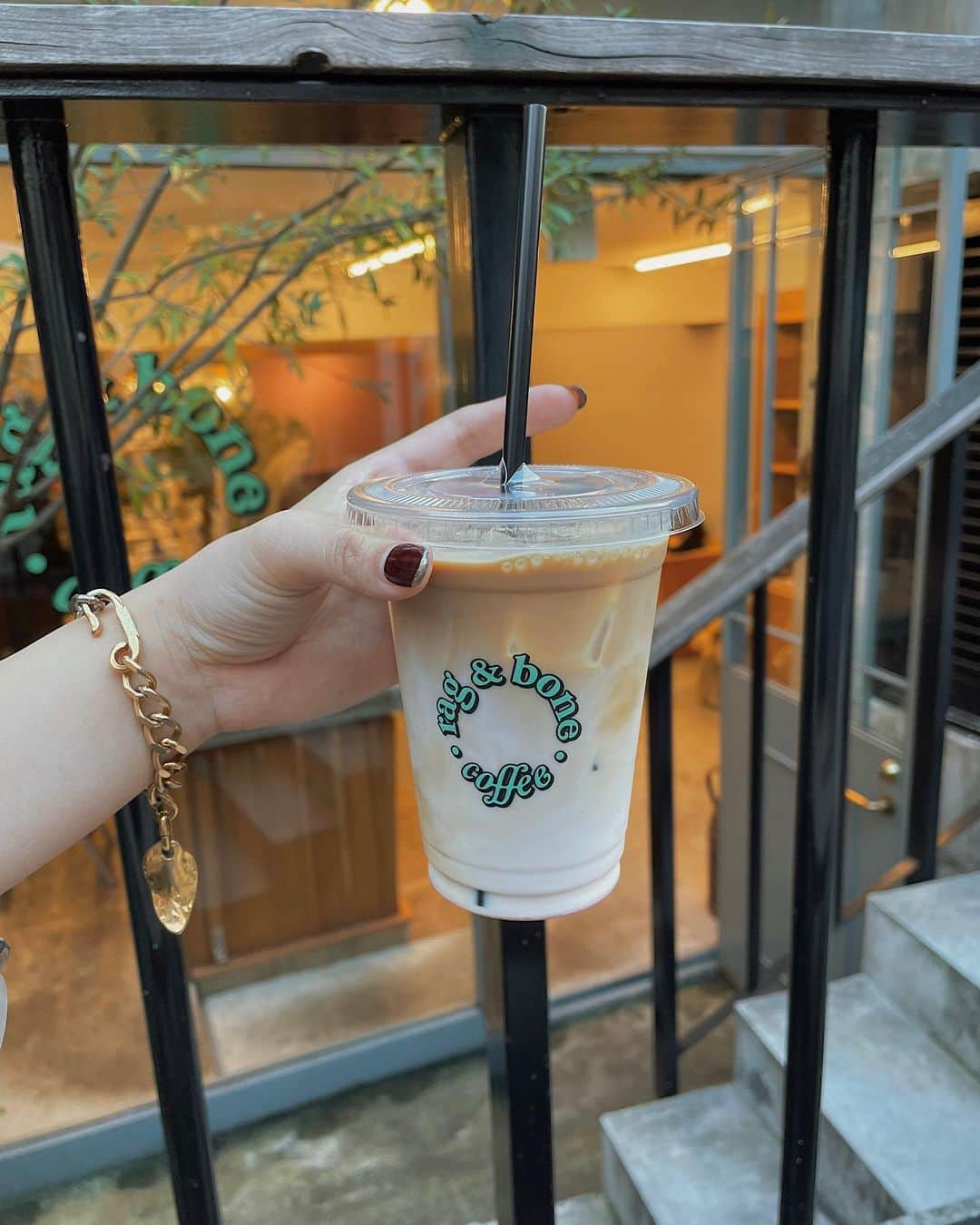 Julia Castroさんのインスタグラム写真 - (Julia CastroInstagram)「Love this place☕️🍃  スイカラテが美味しかった♡ . #ragandbone  #cafe #coffee #icelatte #latte #omotesando  #表参道カフェ #カフェ #ラテ #アイスラテ #julistagram」9月10日 20時38分 - julia.c.0209