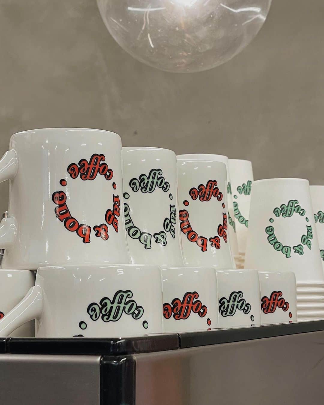 Julia Castroさんのインスタグラム写真 - (Julia CastroInstagram)「Love this place☕️🍃  スイカラテが美味しかった♡ . #ragandbone  #cafe #coffee #icelatte #latte #omotesando  #表参道カフェ #カフェ #ラテ #アイスラテ #julistagram」9月10日 20時38分 - julia.c.0209