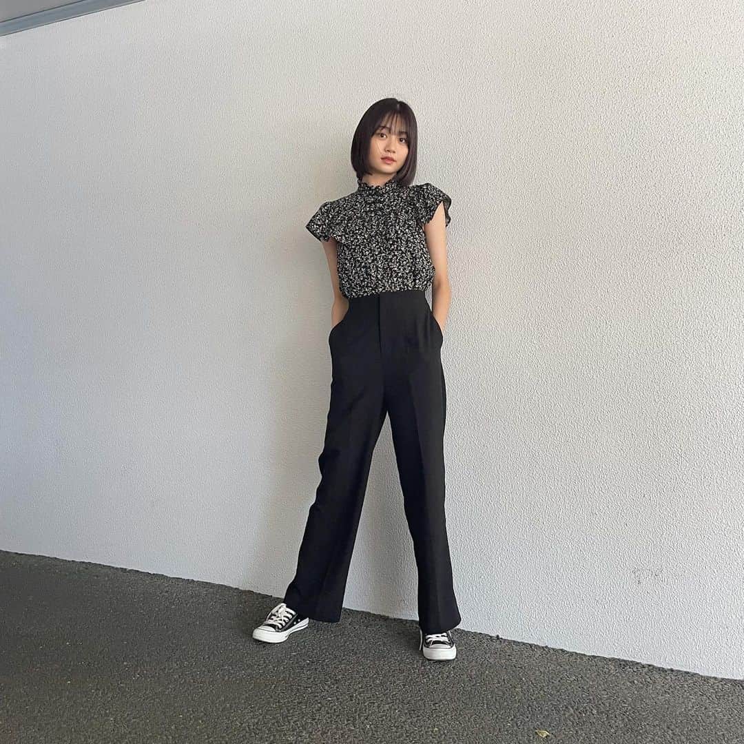 安村真奈のインスタグラム：「まだまだ暑くて秋服着れない💭  #安村真奈  #秋服コーデ  #ブラックコーデ  #ブラウスコーデ」