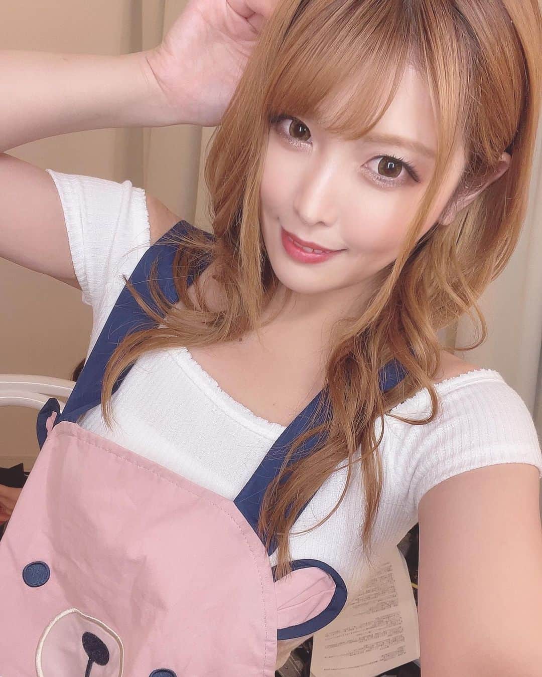 新村あかりのインスタグラム：「ラポルノファンディングさんでの撮影終わりました！ 皆さんファンディングご支援ありがとうございました☺️❤️ リターンも無事終了いたしました✨ みんなと過ごした時間めっちゃ楽しかったです💓 この作品は黒船さんから配信されるので是非見てくださいね🥰  #ギャル #保育士 #合コン」