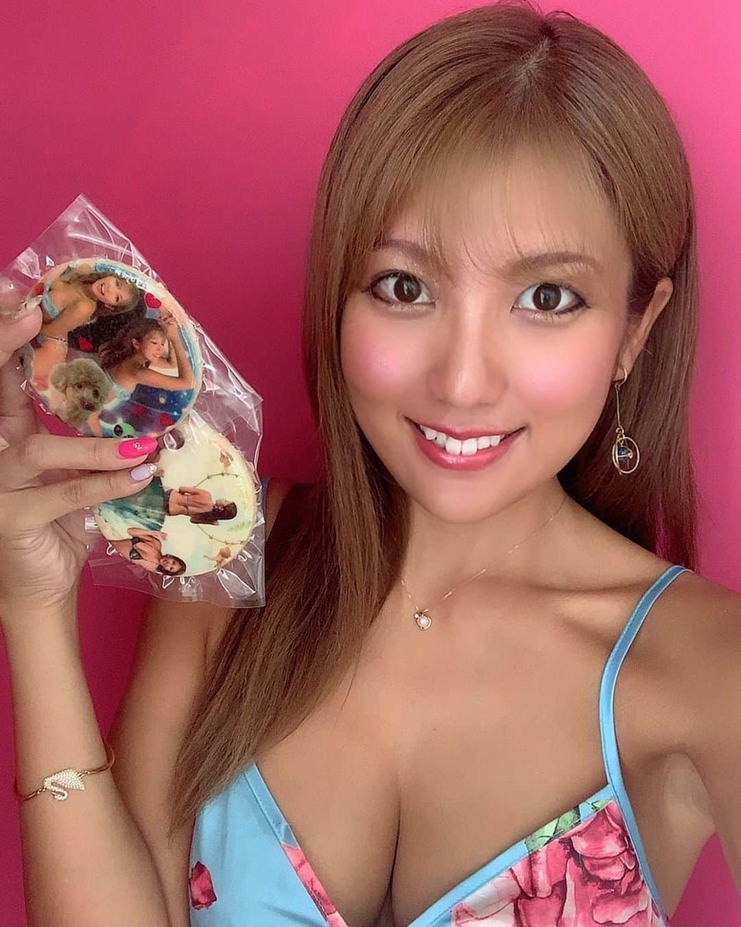 神谷麻美さんのインスタグラム写真 - (神谷麻美Instagram)「可愛すぎる #クッキー が届いたよ🍪💖🥰🌈🌈💖   きゃ〜🥰💖💖   #プリントクッキー 可愛すぎて、食べれない〜🍪😋🥰💖💖👼🏻💖✨   #カフェプリ ☕️💕  #フォトクッキー #ギフト #セルフデザイン  #こもれびYahoo店 #こもれび楽天市場店 @latteart_cafepri」9月10日 12時52分 - asamice428