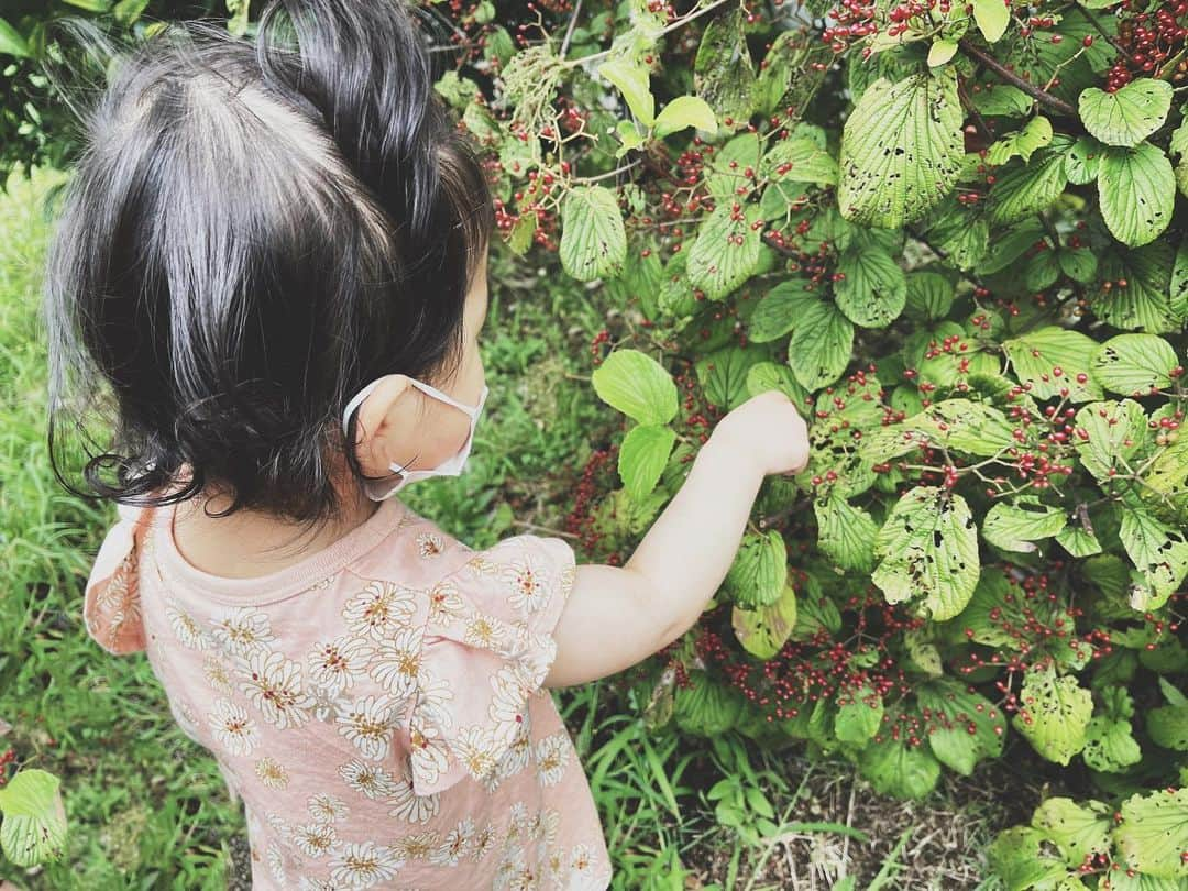 水嶋ヒロのインスタグラム：「うちの次女（1歳） なぜかママを「マミー」 パパを「パピー」と呼ぶ 3ヶ月前から急に 可愛いよね😊 でもこれ ちょっと変なんだ 気づいたかな？ 違和感なくも聞こえるんだけど ママをMommyは、 海外の子どもがよく選ぶママの呼び方 でもパパがPuppyだと‥  俺は子犬だ  #次女」