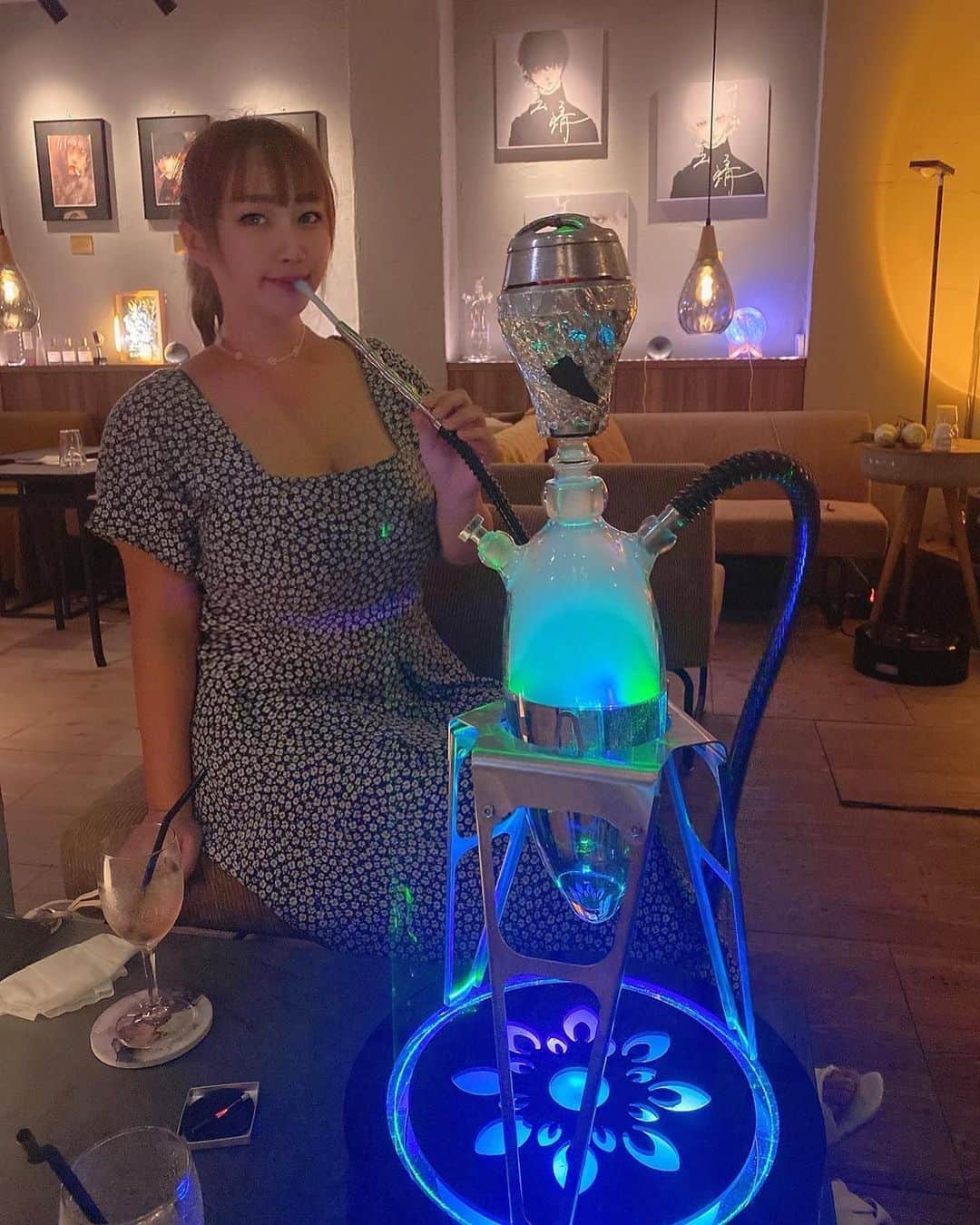 のインスタグラム：「🍹 愛場ととってもおしゃれな シーシャバーに行ってきたよ♥️  チャイのシーシャがおすすめ🥰💕 @bar_cafune  ・新宿3丁目にある大人の会員制シーシャバー ・基本的にノンニコチンノンタールで初心者や煙が苦手な人が吸いやすいようクリーンなシーシャ！ ・オリジナルフルーツカクテルがとにかく美味しい...！種類も豊富でその人にあったオリジナルカクテルをバーテンが作ってくれる ・和風の畳の個室や屋上もある！ ・純金シーシャやfumoといった高級シーシャが追加料金なしで吸える ・可愛いお香や珍しいお菓子などその都度サービス @convenico_  ごちそうさまでした♥️」